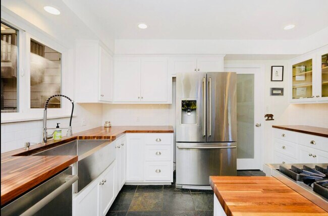 Building Photo - 1472 Orchard Dr
