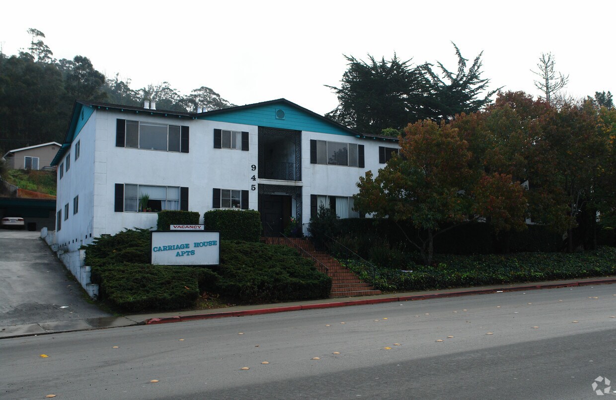 Building Photo - Carriage House Apartments