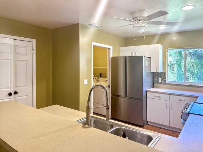 Foto del edificio - 2240 Safe Harbour Ct