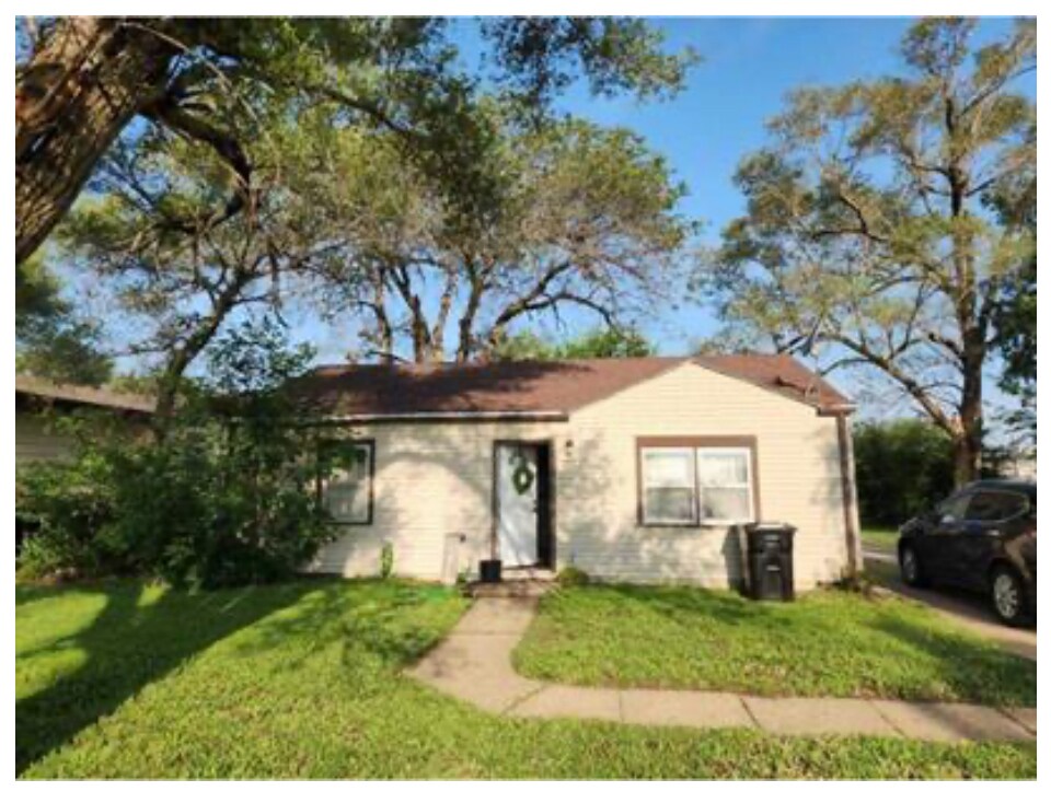 Primary Photo - 720 Birch Dr