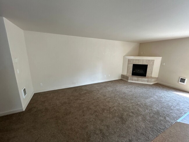 Building Photo - 2236 SW Reindeer Ave