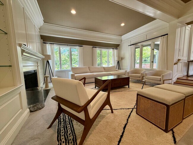 Building Photo - Stunning, Furnished 4 Bed 3.5 Bath + Offic...