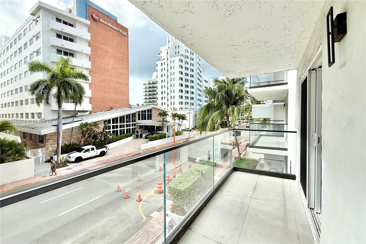 Primary Photo - 4122 Collins Ave