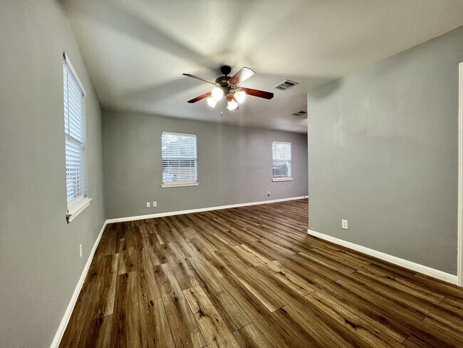 Foto del edificio - 408 Radam Ln