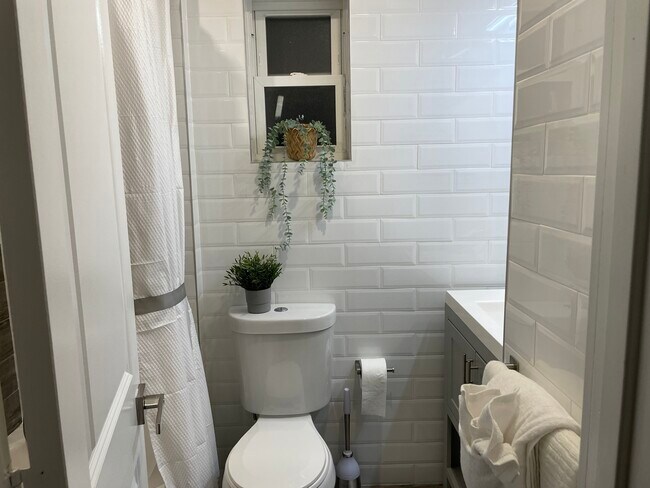 Full Bathroom - 63 Somers St