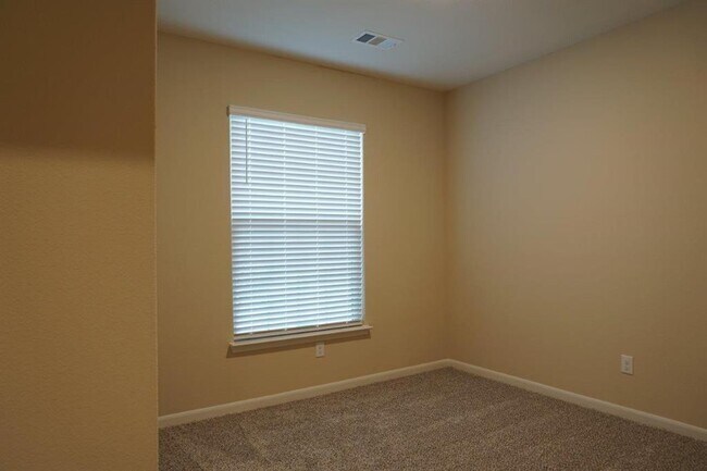 Building Photo - 1823 Dahlia Way