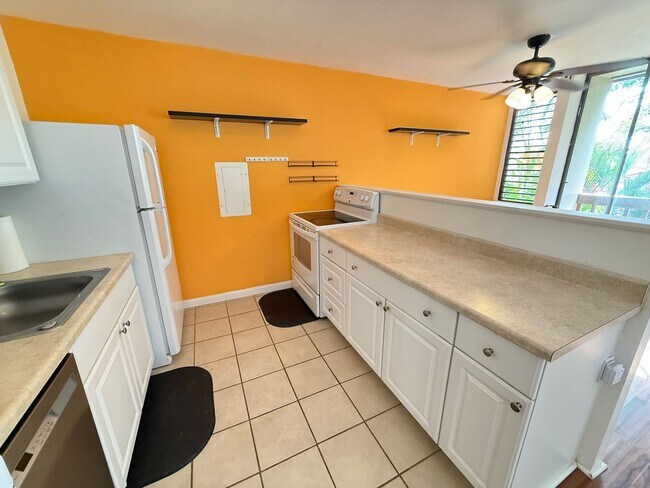 Foto del edificio - Beautiful 2 Bedroom in the Gated Makaha Valley Plantation.
