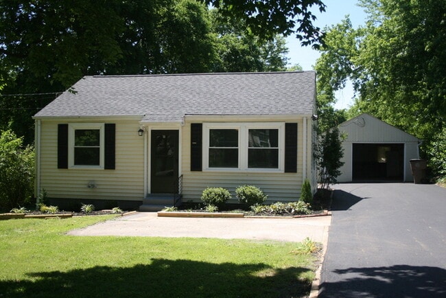 Building Photo - 2833 Colonial Cir