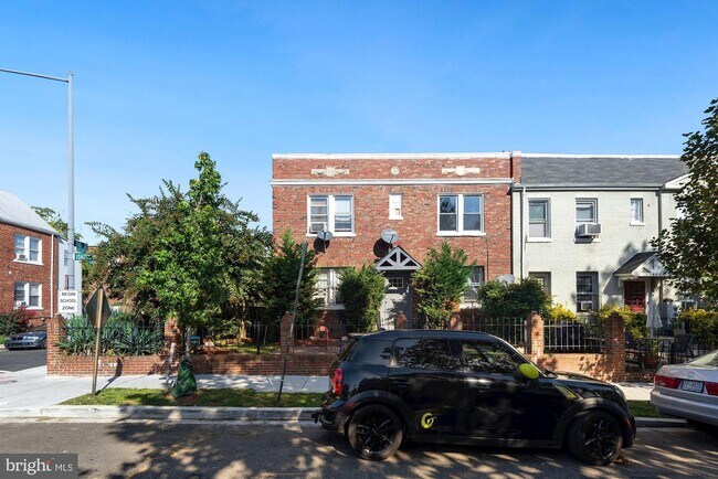 Building Photo - 1600 Isherwood St NE