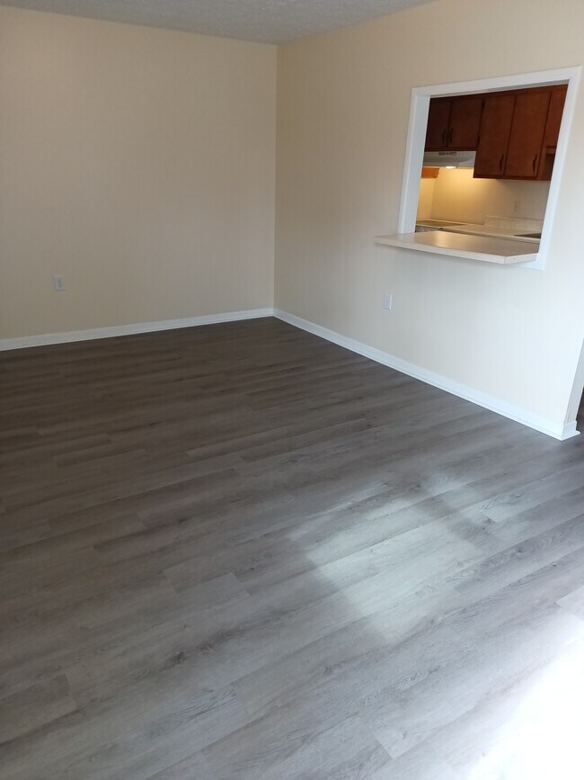 Nuevo suelo LVP en toda la superficie - 5230 beach dr #a