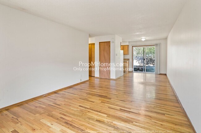 Foto del edificio - Urban Oasis in Mt. Tabor: Sunlit One-Bedroom End Unit!