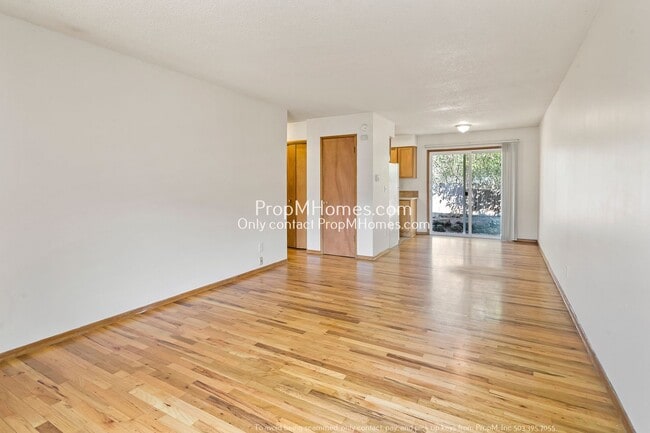 Building Photo - Urban Oasis in Mt. Tabor: Sunlit One-Bedroom End Unit!
