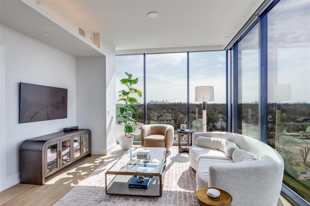 Foto del edificio - 8119 Douglas Ave