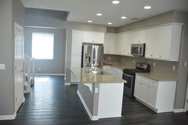 Building Photo - 321 MacArthur Way