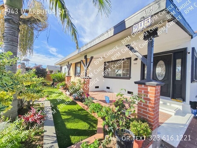 Building Photo - 943 W Arbutus St