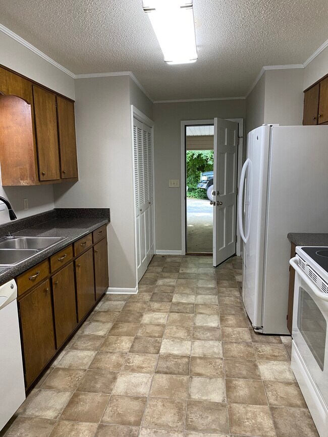 Galley kitchen - 1401 Laurin St