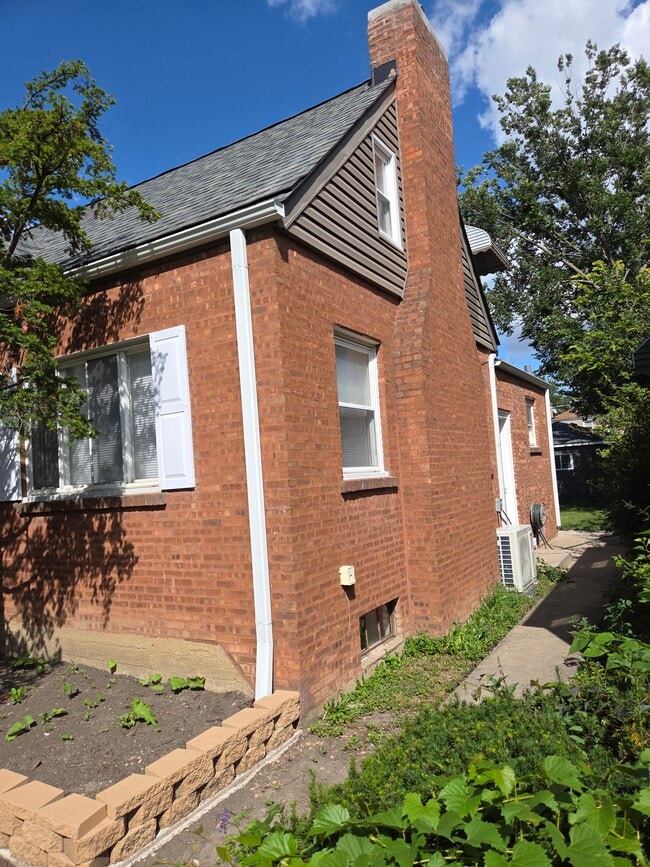 Side - 2103 S 20th Ave