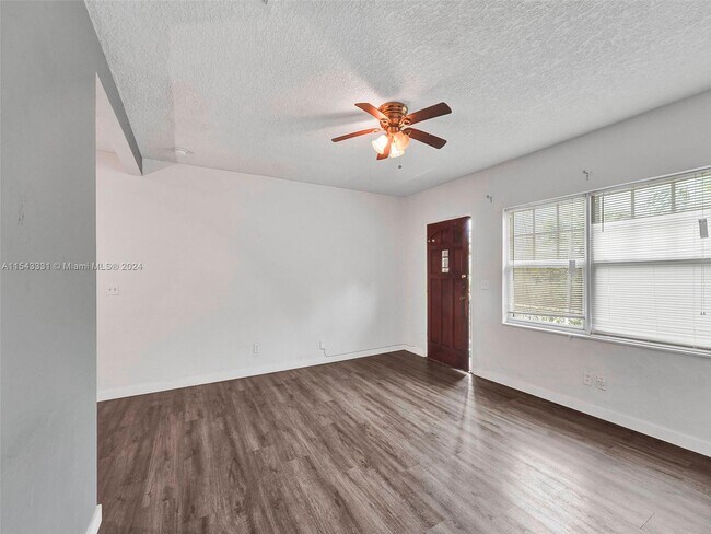 Foto del edificio - 200 NW 118th St