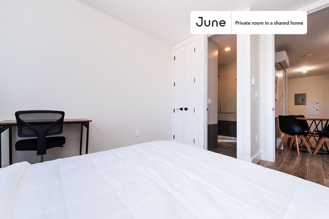Building Photo - Private bedroom in 2 bed/2 bath Home