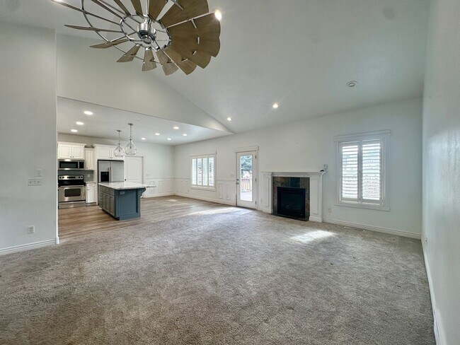 Foto del edificio - Stunning 6 Bed / 3 Bath | Great Location | Expansive Living Space