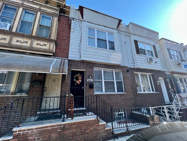 Building Photo - Gorgeous 3-Bedroom Townhome in South Phila...