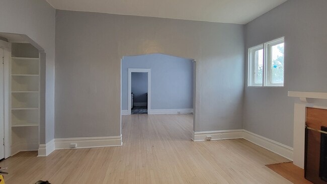 Building Photo - Charming renovated avenues apartment