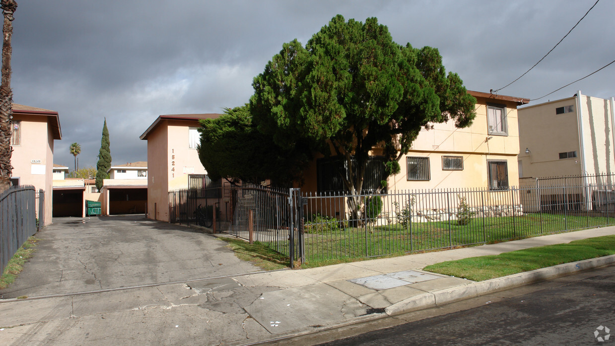 Primary Photo - 15241 Broadmoor St