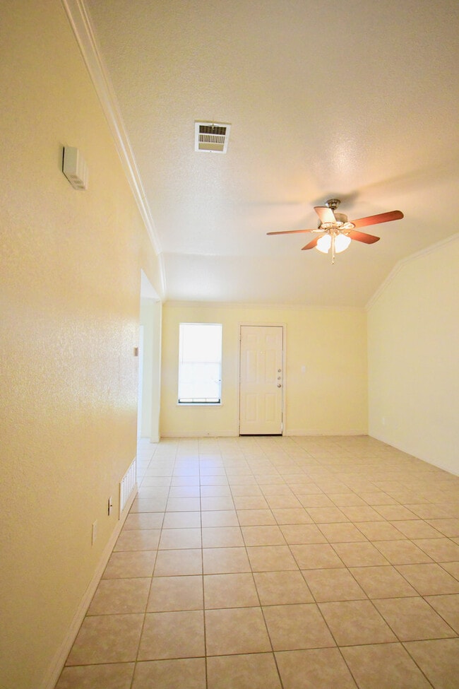 Building Photo - Lovely 3 bedroom 2 bathroom 2 car garage h...