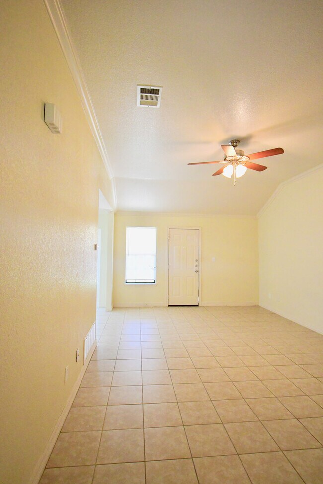 Foto del edificio - Lovely 3 bedroom 2 bathroom 2 car garage h...
