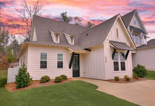 Building Photo - 648 Village Dr