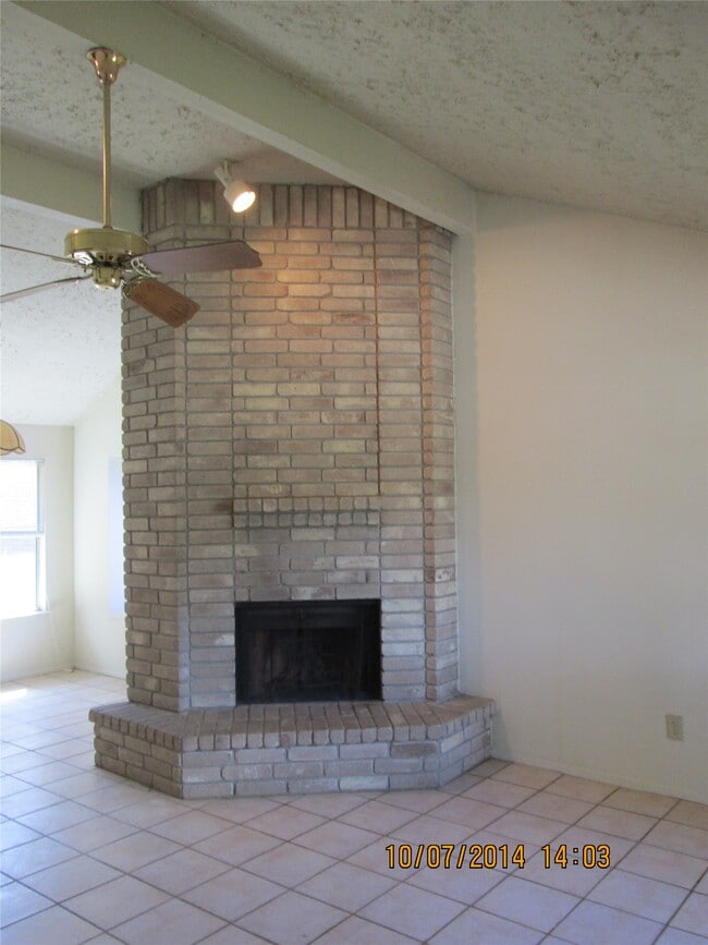 Building Photo - 19947 Mountain Dale Dr