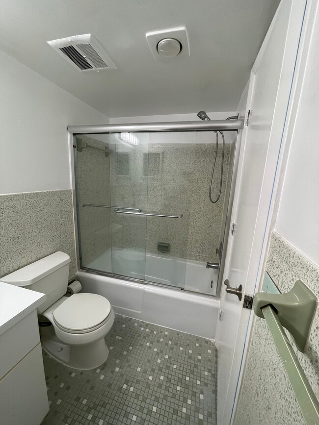 Bathroom tub and toilet - 186 NW 4th Ave
