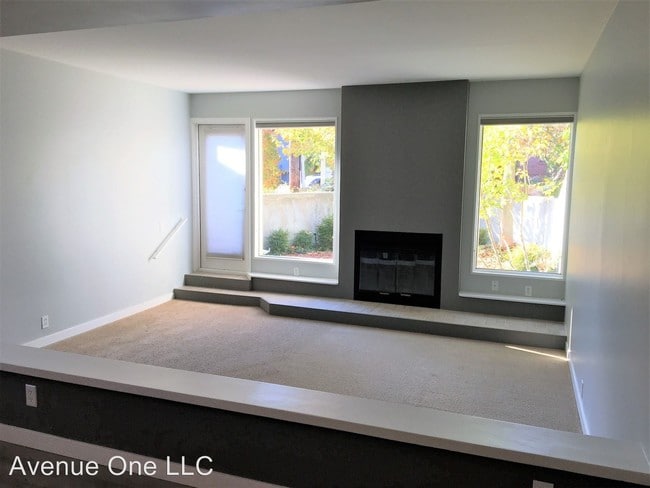 Building Photo - 2 br, 1 bath House - 1628 42nd Ave E #A