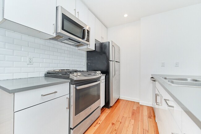 Foto del edificio - Gorgeous Two Bedroom with Floor to Ceiling Windows