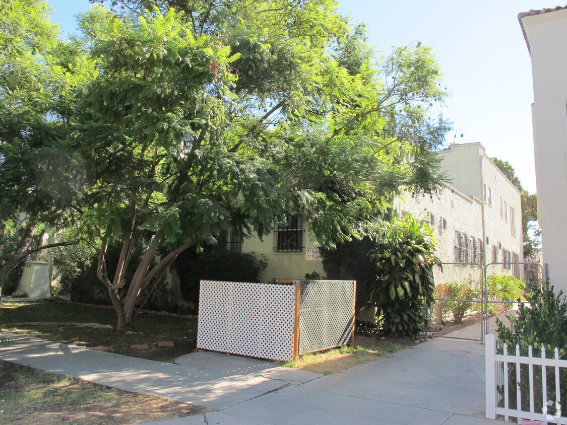 Foto del edificio - 822 N Las Palmas Ave