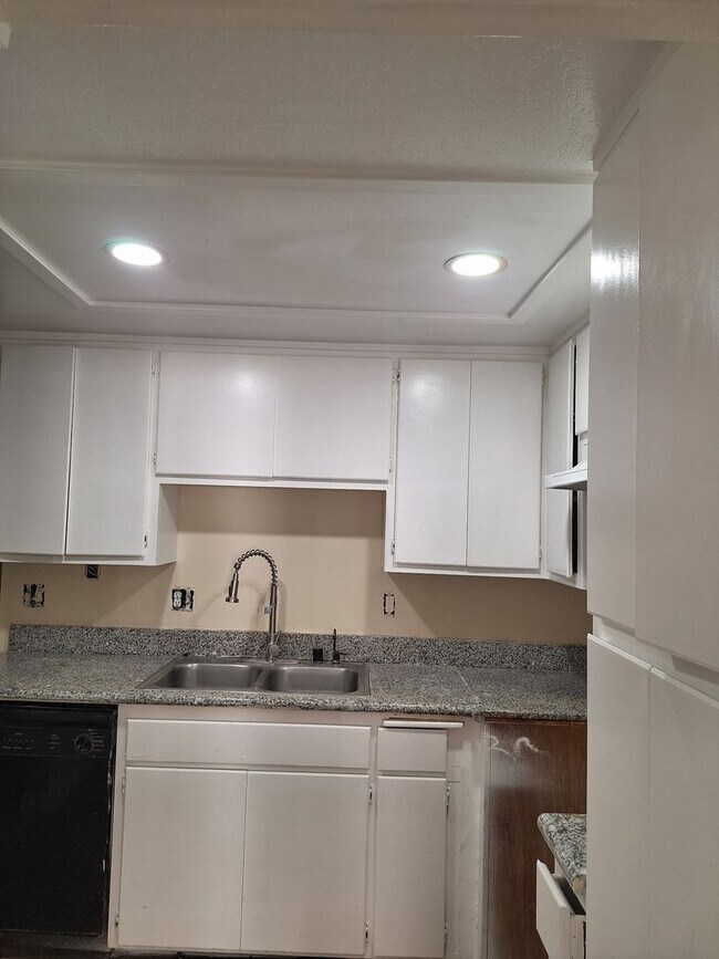 Building Photo - Redlands 2 bedroom 2 bath downstairs unit with large patio