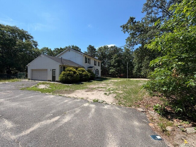 Foto del edificio - 4BR Colonial with Garage and Large Lot