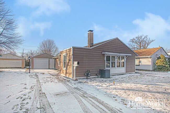 Building Photo - 215 Ardennes Ave