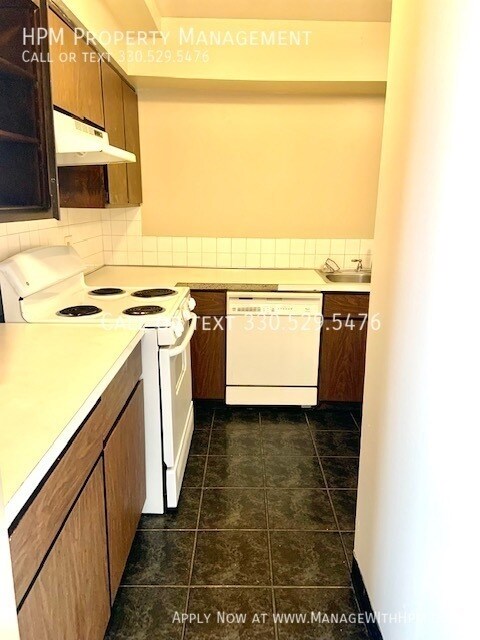 Building Photo - 3 bedroom 2.5 bath townhouse for rent in A...