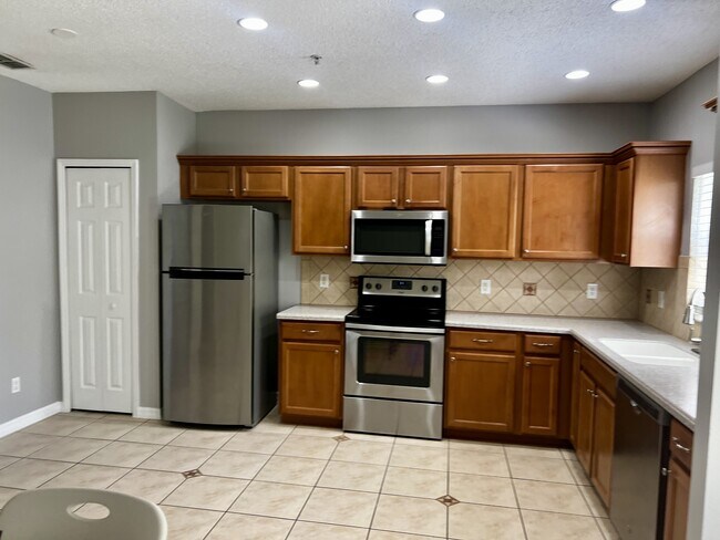 Foto del edificio - 2060 Cypress Bay Blvd