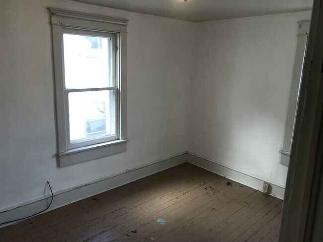 Building Photo - 806 W John St