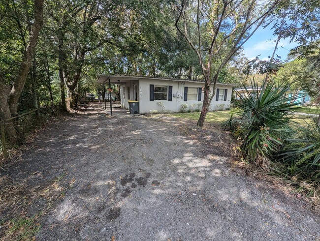 Building Photo - Charming 3/1 just repainted and ready for occupancy!