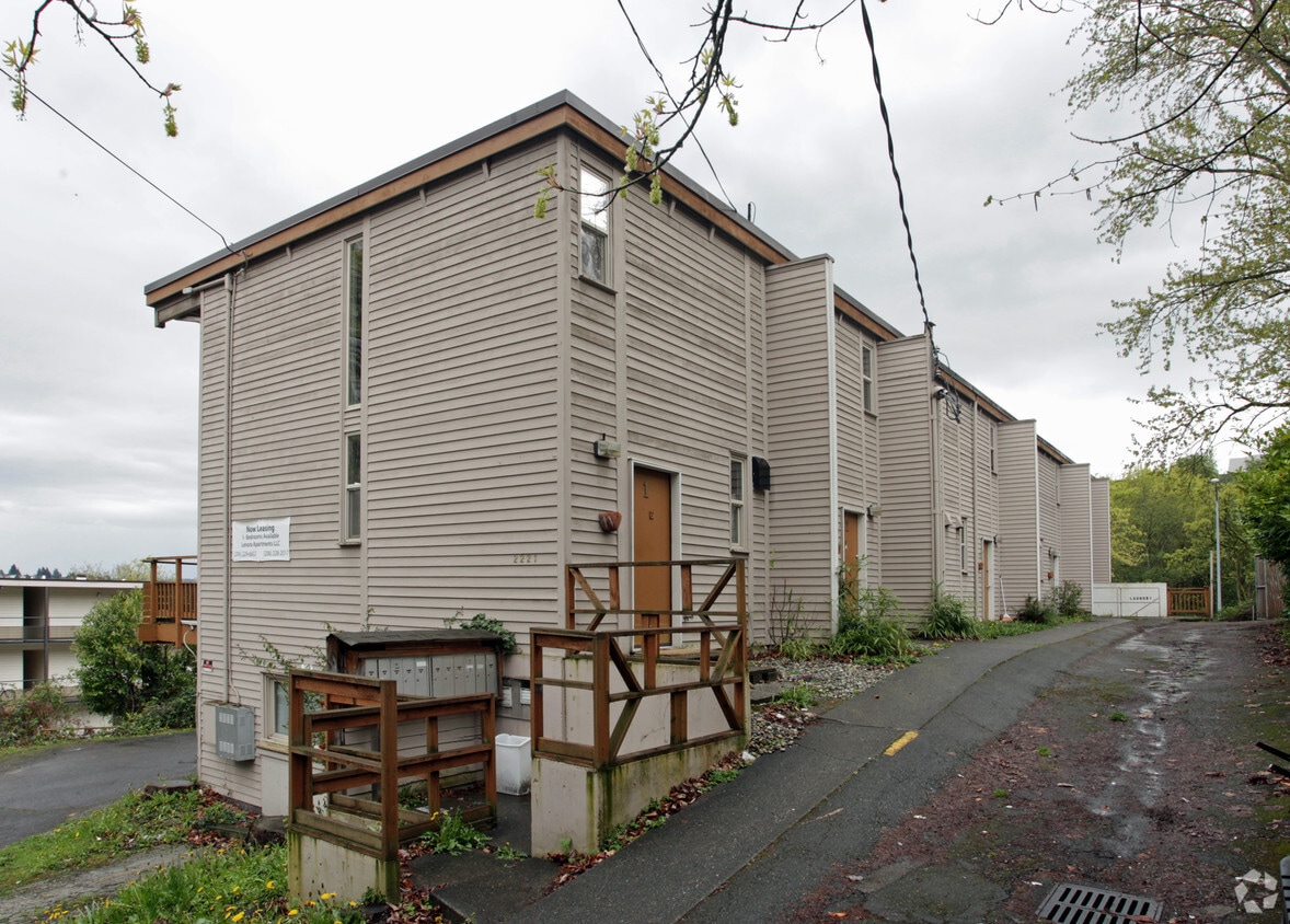 Building Photo - 2221 NE 46th St