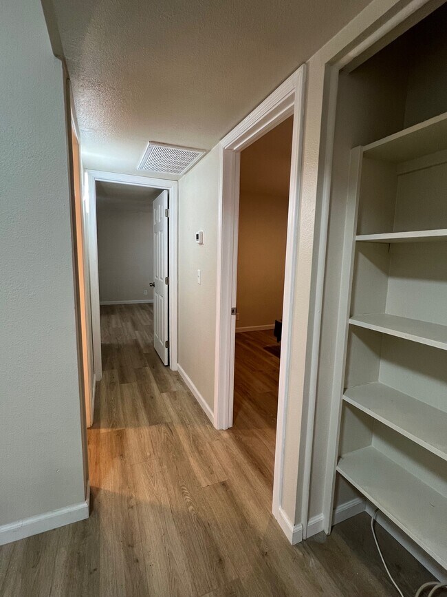 Sala - 1078 W Flint St