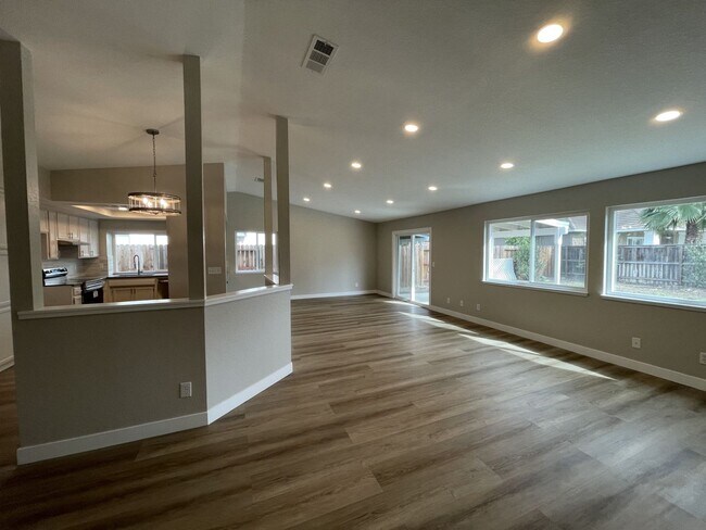 Foto del edificio - Beautiful Single Story Home Ready To Be Home!