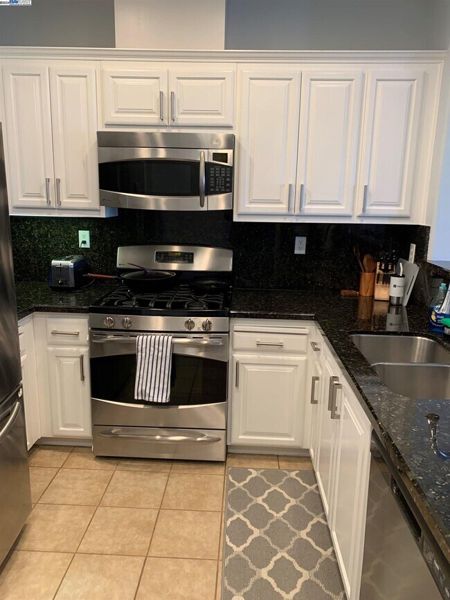 Building Photo - 3360 Maguire Way