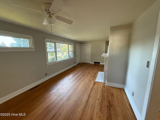 Foto del edificio - 2500 E 3rd St