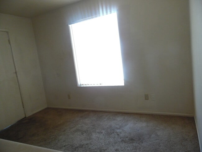 Building Photo - Cozy ground floor 1 bedroom