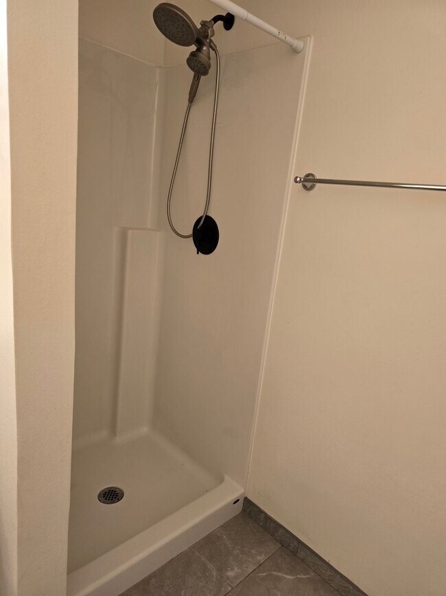 Foto del edificio - 1bed 1bath Home in Tacoma with lots of parking and W/D