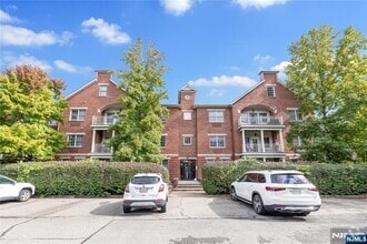 Building Photo - 1109 Tenakill Park W